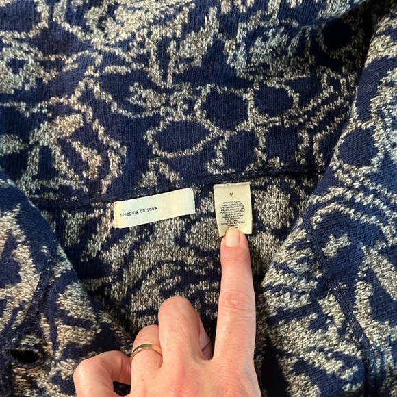 Beautiful brocade look knit sweater. - Picture 2 of 7